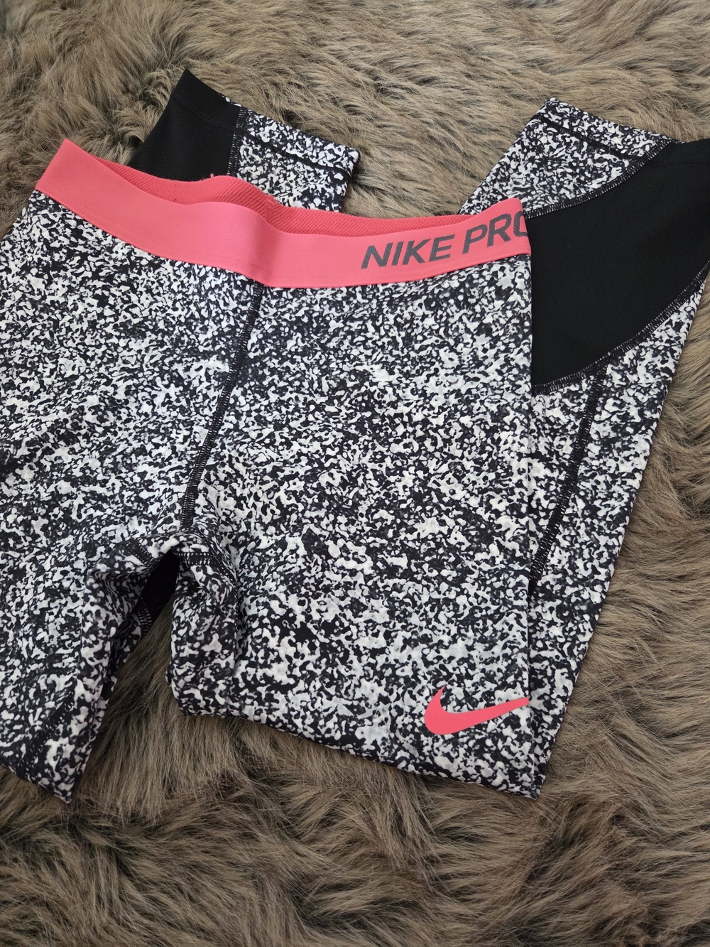 Nike Black & Pink Speckled Performance Cropped Leggings